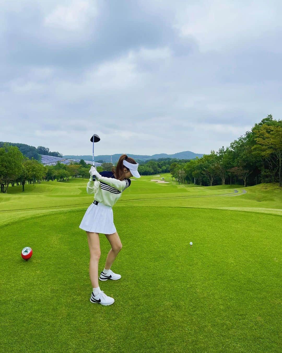 ダレノガレ明美さんのインスタグラム写真 - (ダレノガレ明美Instagram)「マネージャーさんとコーチとゴルフ⛳️ ラウンド1か月ぶりで、 練習もできてなくて心配でしたが スコア93✌️ 90切りたいなぁ🥲  久しぶりのラウンド楽しすぎました🌼 ウェアは韓国ブランドの @lenucu_official です！  #ゴルフ」9月15日 20時18分 - darenogare.akemi