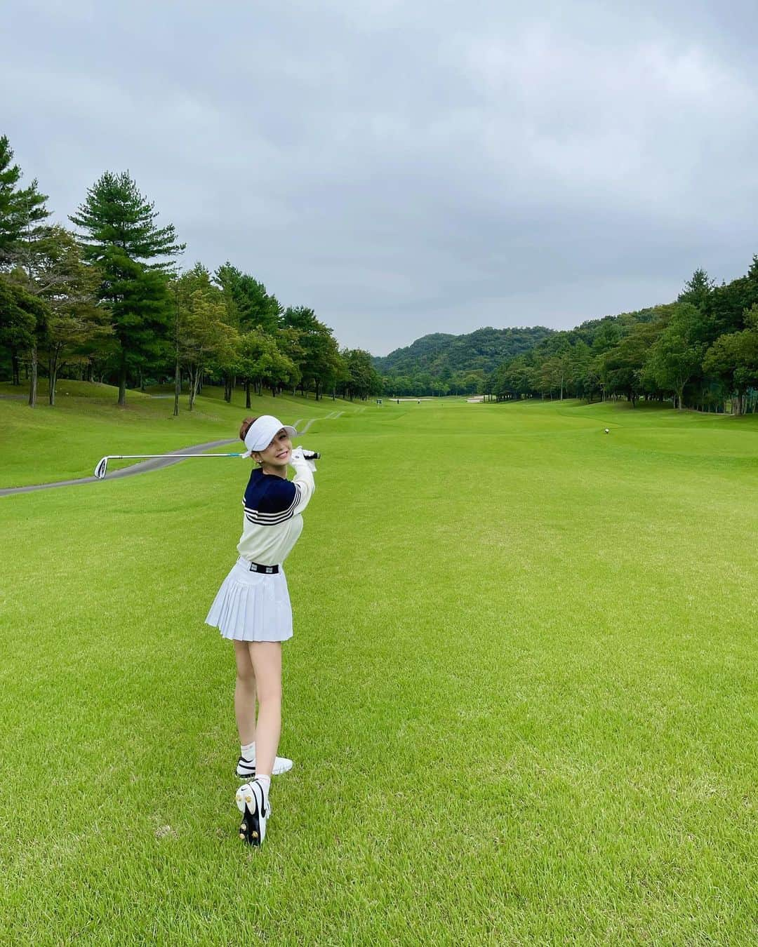 ダレノガレ明美さんのインスタグラム写真 - (ダレノガレ明美Instagram)「マネージャーさんとコーチとゴルフ⛳️ ラウンド1か月ぶりで、 練習もできてなくて心配でしたが スコア93✌️ 90切りたいなぁ🥲  久しぶりのラウンド楽しすぎました🌼 ウェアは韓国ブランドの @lenucu_official です！  #ゴルフ」9月15日 20時18分 - darenogare.akemi