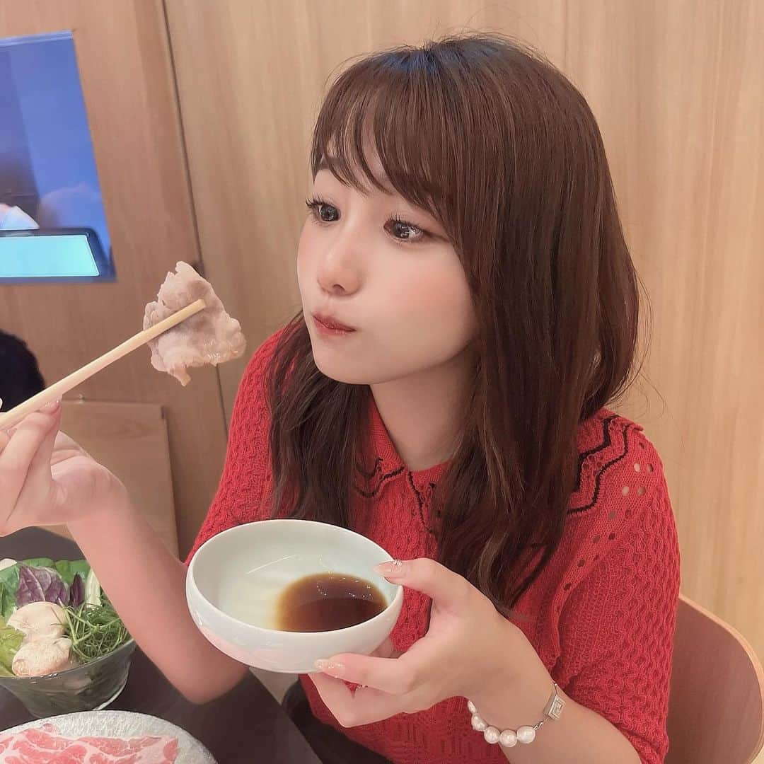 加藤里奈さんのインスタグラム写真 - (加藤里奈Instagram)「⋆ 渋谷駅すぐにある、 @shabushabutsukada.shibuya さんへお邪魔しました❤︎  しゃぶしゃぶ、すき焼き、どちらも食べたすぎて一つずつ頼みました🥺🤍  どちらもとっても美味しかったです〜🥹  神戸牛や黒毛和牛、 国産豚などがセットになった渋谷コースを頼みました❤︎  いろいろな種類のお肉が楽しめておすすめ🫠✌🏻  #しゃぶしゃぶつかだ #渋谷グルメ #渋谷ランチ #渋谷ディナー #渋谷デート #渋谷スポット #渋谷スクランブルスクエア #スクランブルスクエア #渋谷スカイ #shibuya」9月15日 20時20分 - katoco0326