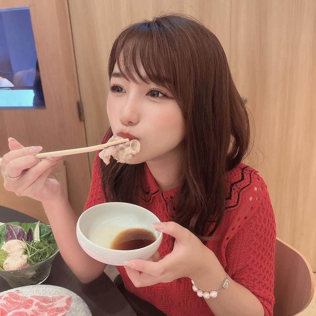 加藤里奈さんのインスタグラム写真 - (加藤里奈Instagram)「⋆ 渋谷駅すぐにある、 @shabushabutsukada.shibuya さんへお邪魔しました❤︎  しゃぶしゃぶ、すき焼き、どちらも食べたすぎて一つずつ頼みました🥺🤍  どちらもとっても美味しかったです〜🥹  神戸牛や黒毛和牛、 国産豚などがセットになった渋谷コースを頼みました❤︎  いろいろな種類のお肉が楽しめておすすめ🫠✌🏻  #しゃぶしゃぶつかだ #渋谷グルメ #渋谷ランチ #渋谷ディナー #渋谷デート #渋谷スポット #渋谷スクランブルスクエア #スクランブルスクエア #渋谷スカイ #shibuya」9月15日 20時20分 - katoco0326