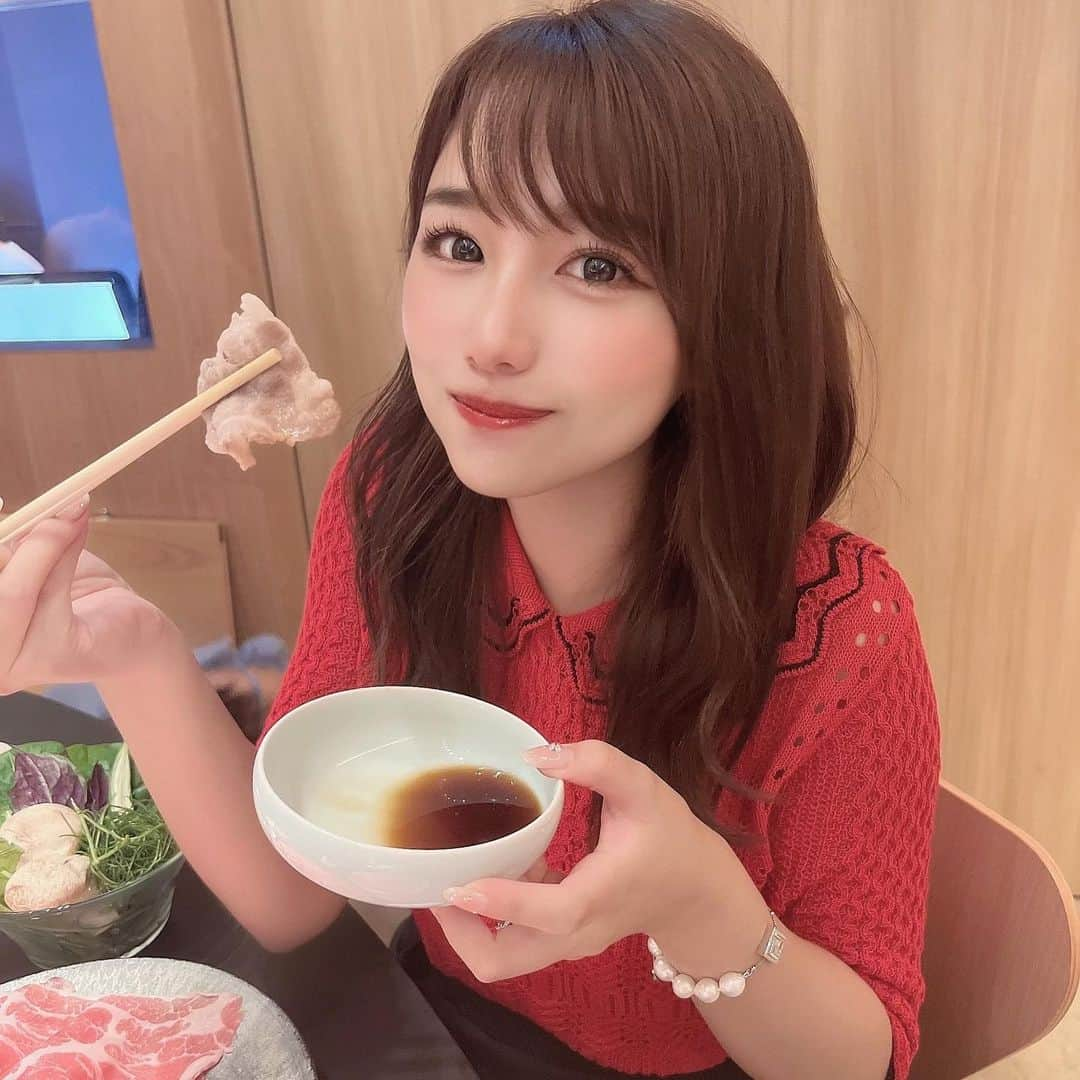 加藤里奈さんのインスタグラム写真 - (加藤里奈Instagram)「⋆ 渋谷駅すぐにある、 @shabushabutsukada.shibuya さんへお邪魔しました❤︎  しゃぶしゃぶ、すき焼き、どちらも食べたすぎて一つずつ頼みました🥺🤍  どちらもとっても美味しかったです〜🥹  神戸牛や黒毛和牛、 国産豚などがセットになった渋谷コースを頼みました❤︎  いろいろな種類のお肉が楽しめておすすめ🫠✌🏻  #しゃぶしゃぶつかだ #渋谷グルメ #渋谷ランチ #渋谷ディナー #渋谷デート #渋谷スポット #渋谷スクランブルスクエア #スクランブルスクエア #渋谷スカイ #shibuya」9月15日 20時20分 - katoco0326