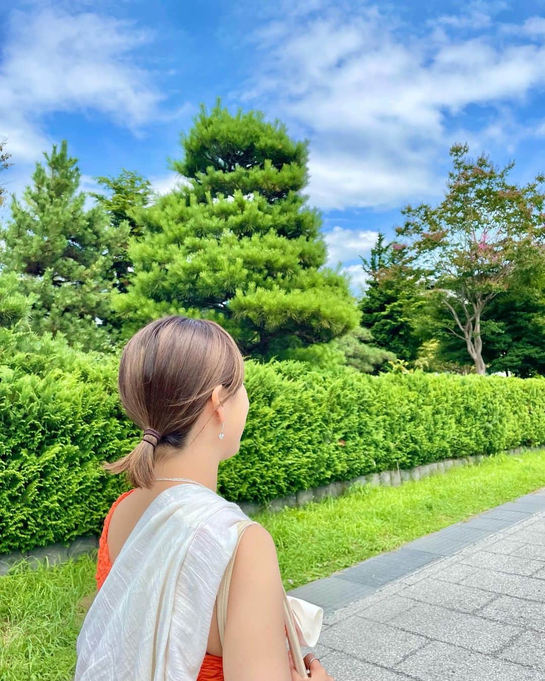 王林さんのインスタグラム写真 - (王林Instagram)「@one.natural 🤍🤍  ずっと行きたかったところ🤤🤤 とにかく体にいい！！ だからりさの連れてきたかったんだ☺️ 食べ終わったあとなぜかすっきりしてるもん！！ 青森のもので体に良くてって最高だよね🥹 しかも、ここから少し歩くと武家屋敷の街並みを散歩できるの、そして弘前公園に行けるんだよ🫣 本当におすすめです🤍🤍🤍 大好きな @made_in_tsu.girl のこぎん刺しもあって本当に青森が詰まってる場所だよ🥰 またすぐ行きたいな🫶🏼  #王林の青森事情」9月16日 8時29分 - ourin_ringoooo