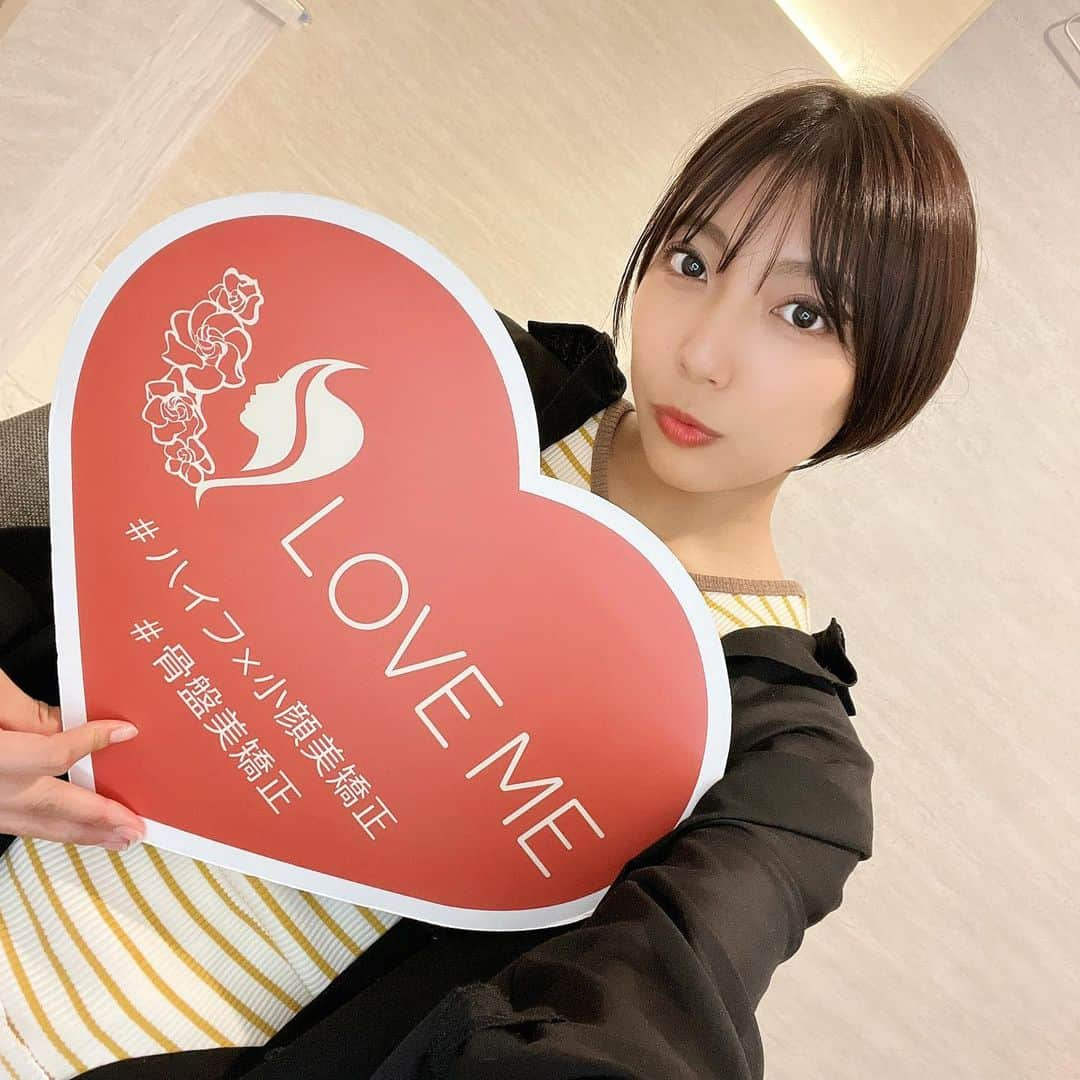 麻倉まりなさんのインスタグラム写真 - (麻倉まりなInstagram)「【PR】 . . 最強の小顔サロン見つけちゃったから みんなにも教えるね！！！ . . . 過去にハイフ (超音波を利用して肌表面を傷つけずに、 真皮よりも深い脂肪層や筋膜に熱作用を与えることで たるんだ皮膚を土台から引き締めるやつ) . だけはやったことあったんだけど、 正直その時はあまり効果を感じられなかったのよね…😵 . . . でもここはハイフだけじゃなくて . . ハイフと同時に . EMS (一時期流行ったシックスパ○ドみたいな感じで 電気で筋肉に刺激を与えて筋トレ的な効果を得るやつ) . を照射してくれて さらに小顔矯正もセットになってるという… 素晴らしいセットのプランなの🥺💕 . . . . どんな感じなのかなーって思って楽しみにしていたんだけど人生初の小顔矯正は正直めちゃ痛かった…🥹 . . 「矯正」だから 骨を正しい位置に持っていくために ぐぐぐーっと押すんだけどそれが痛かった…🥹 . でも施術してくれたお姉さん曰く わたしにやってくれた強さは10段階中1だって言ってた！！😲 . . それだけわたしの顔のリンパが詰まってたり 骨格が歪んでたりするってことなのよね…🥺 (たぶんわたしが究極に詰まりまくってただけで 普通の人はそんなには痛くないと思う！！ 本当にこの30年間何もして来なかったことを悔いた…😫) . . . これから正しい位置になってくれば 徐々に痛く無くなるって言ってたからまた絶対行く…!! . . . そんでもってハイフの方は 全く痛くなく気持ちよくて寝れるくらいでしたっ🙆‍♀️✨ . しかもここのハイフは 顔中の細かいところまで打てるっていうので 目元や鼻もやってもらっちゃいました！！ 他のサロンでそんなとこまでやってくれるところ あまりないと思うっ💪✨凄い！！ . . 個人的には 首らへんにやってくれるときに(首やってくれるのも凄い) 凝りがほぐれる感じがしてとっても気持ちよかった💓 . . . 美肌美容液も導入してくれるのも最高だった🙆‍♀️ いくつかある中から選べたんだけど わたしはビタミンを入れていただきましたっ✨ . . . こちらのサロンは わたしが受けさせていただいたプラン以外にも、 骨盤矯正と小顔矯正を組み合わせたプランや 全身の痩身もやっているので その時々で自分に合った施術をしてもらえるのっ🥺 ステキっ💓 . . . . . 大変お世話になりました🙆‍♀️💕 渋谷駅近【LOVE ME 渋谷本店】様(@lovemeshibuya ) . . . まさかの麻倉まりなのインスタグラムを見た😃✨で、 通常初回12,500円→初回11,500円で体験できるらしい😲 . . みんなも是非行ってみて〜🙆‍♀️本当顔小さくなった！ (ちなみに写真に写っているシャンパンみたいなやつは ウェルカムドリンクの酵素ドリンクで 最後の方に写っているのは 最後にいただいたデカフェのコーヒーでしたっ💓 これも全部好きなのが選べて至れり尽くせりでしたっ💁‍♀️) . . . . . PR @lovemeshibuya #渋谷痩身 #渋谷エステサロン #渋谷エステ #表参道エステ #恵比寿ハイフ #渋谷ハイフ #LOVEME渋谷 #渋谷小顔」9月16日 11時35分 - marina_asakura