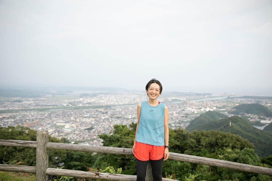 高山都さんのインスタグラム写真 - (高山都Instagram)「高山都が走る鳥取。 という企画で鳥取城跡を走って登山してきました。 鳥取市観光サイトにその様子が記事と動画で紹介されています。  「おはよー！！鳥取！」 朝の7時前、山のてっぺんから眺める鳥取の街の目覚めを一望、なんて美しく清々しいんだと、感動したなー。 エッセオッセと、大汗かいて走って登ったからこそ味わえる早起き時間。 その日の朝ごはんや温泉の美味しい気持ちいいことよ。 朝走ると、その日一日の巡りが良くなる気がするのも好きなんだよなぁー。  旅先では美味しいものも我慢せず気持ちよくいただきたい。 だから、旅先でワタシは走る。 靴さえ持っていけば、どこだって走れる身軽さと、自分の足で向かって知った土地の魅力って、ワタシが見つけた小さな贅沢なのです。  豊かな自然の地だからこそ、山の幸、海の幸、両方味わえて、文化や歴史も奥深い。行けば行くほど楽しい鳥取県、みなさんの次の目的地ややってみたい事の候補のひとつに入れてもらえたら嬉しいです。  photo @tsukaka118  direction & text @kana_tkym  video @tatsuroyasui  special thanks @thelowertheisothebetter  @dk_1xx1  @onsenryokanmarumo」9月16日 11時42分 - miyare38