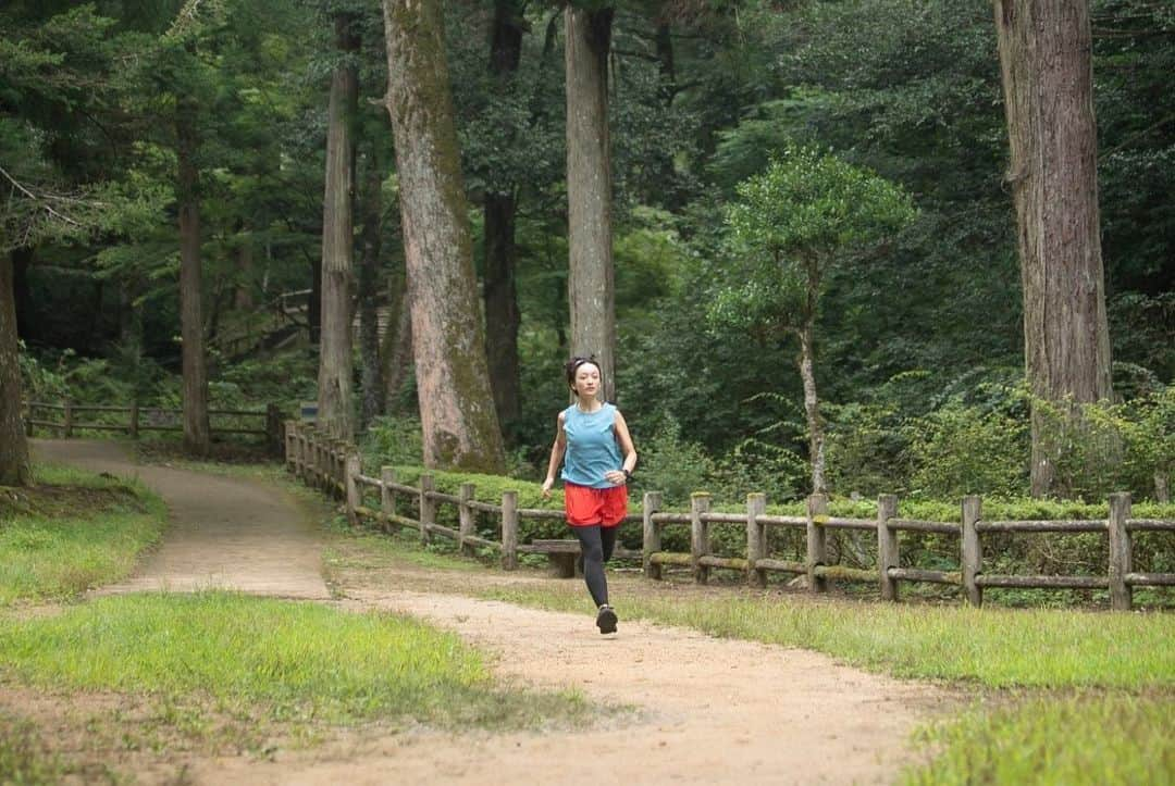 高山都さんのインスタグラム写真 - (高山都Instagram)「高山都が走る鳥取。 という企画で鳥取城跡を走って登山してきました。 鳥取市観光サイトにその様子が記事と動画で紹介されています。  「おはよー！！鳥取！」 朝の7時前、山のてっぺんから眺める鳥取の街の目覚めを一望、なんて美しく清々しいんだと、感動したなー。 エッセオッセと、大汗かいて走って登ったからこそ味わえる早起き時間。 その日の朝ごはんや温泉の美味しい気持ちいいことよ。 朝走ると、その日一日の巡りが良くなる気がするのも好きなんだよなぁー。  旅先では美味しいものも我慢せず気持ちよくいただきたい。 だから、旅先でワタシは走る。 靴さえ持っていけば、どこだって走れる身軽さと、自分の足で向かって知った土地の魅力って、ワタシが見つけた小さな贅沢なのです。  豊かな自然の地だからこそ、山の幸、海の幸、両方味わえて、文化や歴史も奥深い。行けば行くほど楽しい鳥取県、みなさんの次の目的地ややってみたい事の候補のひとつに入れてもらえたら嬉しいです。  photo @tsukaka118  direction & text @kana_tkym  video @tatsuroyasui  special thanks @thelowertheisothebetter  @dk_1xx1  @onsenryokanmarumo」9月16日 11時42分 - miyare38