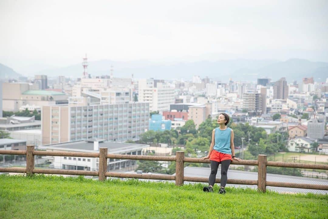高山都さんのインスタグラム写真 - (高山都Instagram)「高山都が走る鳥取。 という企画で鳥取城跡を走って登山してきました。 鳥取市観光サイトにその様子が記事と動画で紹介されています。  「おはよー！！鳥取！」 朝の7時前、山のてっぺんから眺める鳥取の街の目覚めを一望、なんて美しく清々しいんだと、感動したなー。 エッセオッセと、大汗かいて走って登ったからこそ味わえる早起き時間。 その日の朝ごはんや温泉の美味しい気持ちいいことよ。 朝走ると、その日一日の巡りが良くなる気がするのも好きなんだよなぁー。  旅先では美味しいものも我慢せず気持ちよくいただきたい。 だから、旅先でワタシは走る。 靴さえ持っていけば、どこだって走れる身軽さと、自分の足で向かって知った土地の魅力って、ワタシが見つけた小さな贅沢なのです。  豊かな自然の地だからこそ、山の幸、海の幸、両方味わえて、文化や歴史も奥深い。行けば行くほど楽しい鳥取県、みなさんの次の目的地ややってみたい事の候補のひとつに入れてもらえたら嬉しいです。  photo @tsukaka118  direction & text @kana_tkym  video @tatsuroyasui  special thanks @thelowertheisothebetter  @dk_1xx1  @onsenryokanmarumo」9月16日 11時42分 - miyare38