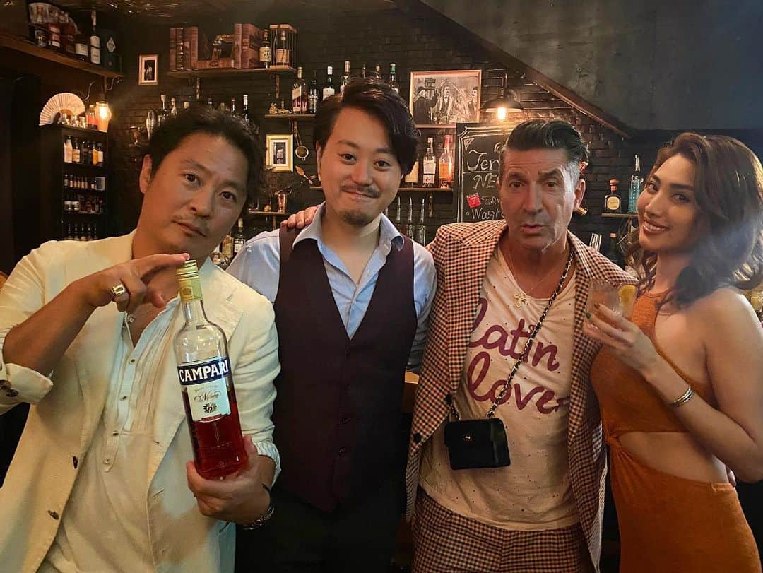 青山めぐさんのインスタグラム写真 - (青山めぐInstagram)「#LEON × #CAMPARI 🍸  18日までのネグローニウィーク、楽しみましょう🥃❤️‍🔥  #新宿 #新宿御苑前 #ジェレマイアトウキョウ #カンパリ #ネグローニ #ネグローニウィーク #アペリティーボ #レオン #ジローラモ さん#小川尚人 さん#インスタライブ #jeremiahtokyo #negroni #negroniweek #aperitivo」9月16日 15時09分 - megu_19880928