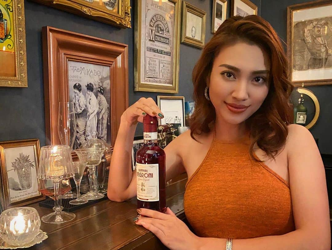 青山めぐさんのインスタグラム写真 - (青山めぐInstagram)「#LEON × #CAMPARI 🍸  18日までのネグローニウィーク、楽しみましょう🥃❤️‍🔥  #新宿 #新宿御苑前 #ジェレマイアトウキョウ #カンパリ #ネグローニ #ネグローニウィーク #アペリティーボ #レオン #ジローラモ さん#小川尚人 さん#インスタライブ #jeremiahtokyo #negroni #negroniweek #aperitivo」9月16日 15時09分 - megu_19880928