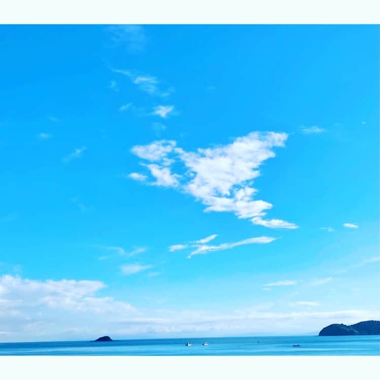 伴都美子さんのインスタグラム写真 - (伴都美子Instagram)「✔️ ⁡ 残暑厳しゅうございます。 ⁡ ⁡ 接近中の台風に備えて お互いに気をつけましょう。 ⁡ ⁡  ⁡ #☀️ #🏝 #☁️ #いつかの空と海  #Pteranodon に見えた雲」9月16日 16時34分 - van._doasinfinity