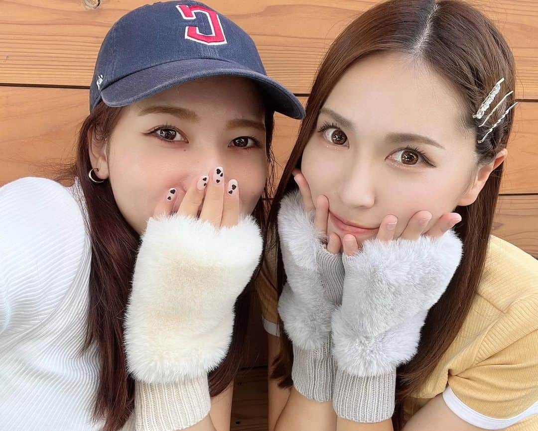 菊地あやかさんのインスタグラム写真 - (菊地あやかInstagram)「. お揃いの手袋だって🥺♡ もふもふカワイイね！！！ うれしい！ありがとねん🥺🫶🏻」9月16日 16時35分 - ayaka_official06