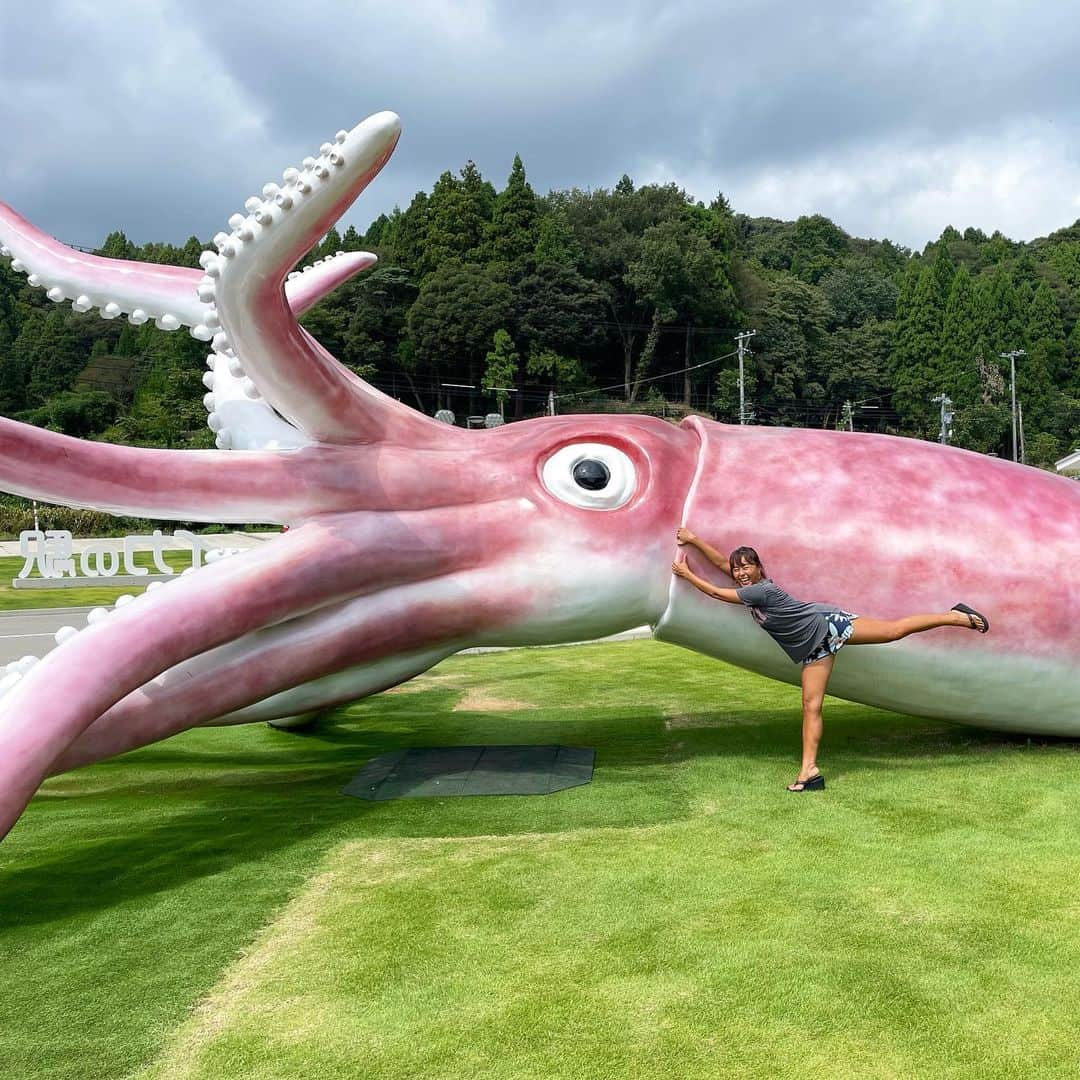 田中律子さんのインスタグラム写真 - (田中律子Instagram)「『田中律子のあなたと旅する SUP』🏄‍♀️石川県能登ロケにきてまーす🤩  能登のイカの駅つくモールにある、イカのオブジェ🦑賛否両論ってニュースで見てたけど、このイカ写真を撮るために観光客が増えたから結果的に良かったね😆  私もめちゃくちゃ写真撮ったしね🤣🦑見てよ、私の楽しそーな顔😂やるならとことん楽しんでやらなきゃねーー🤣  #tokaiケーブルネットワーク  #田中律子のあなたと旅するsup  #旅sup  #石川県能登  #イカキング  #イカがでしたか  #イカしてる #まイーカ」9月16日 16時48分 - ri2kotanaka