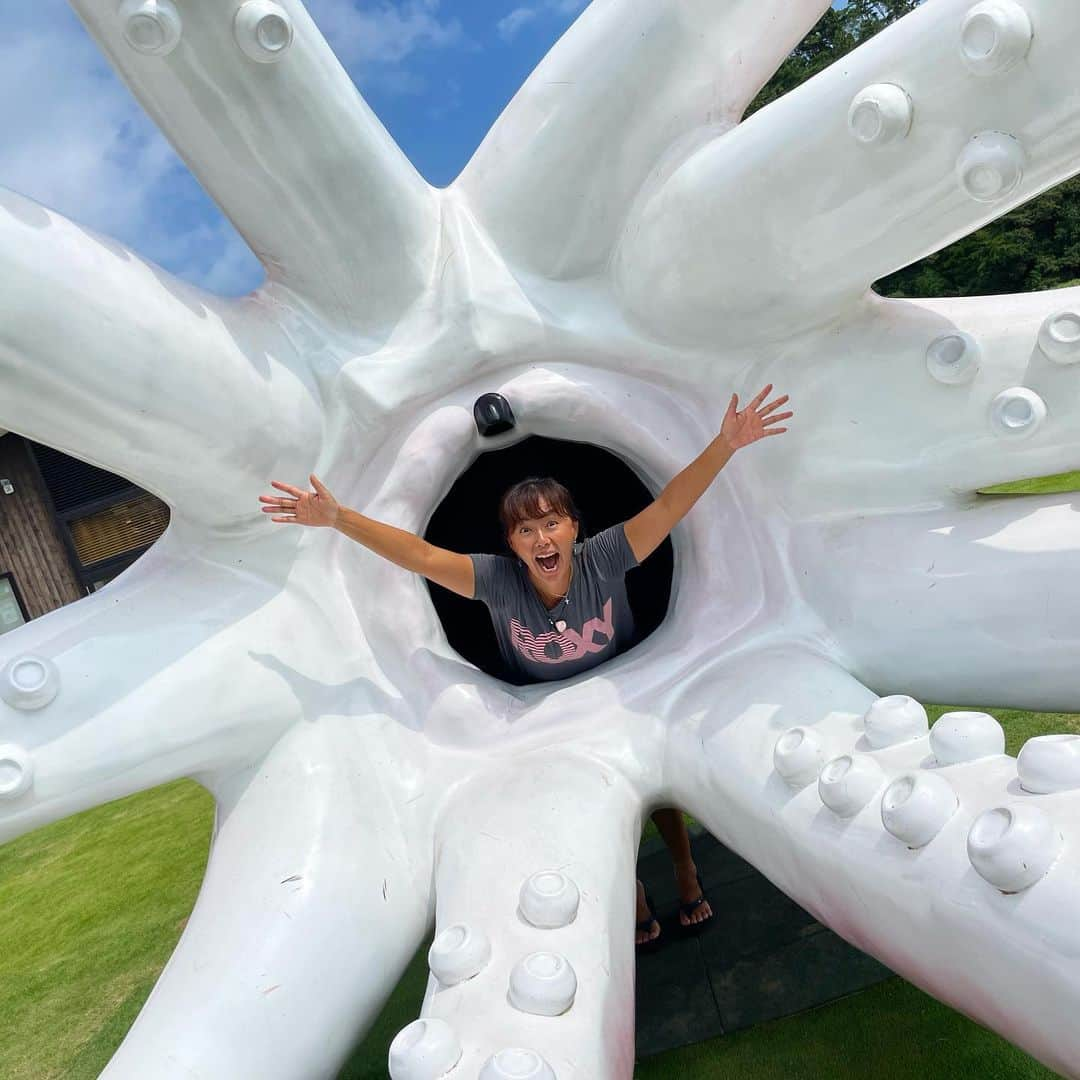 田中律子さんのインスタグラム写真 - (田中律子Instagram)「『田中律子のあなたと旅する SUP』🏄‍♀️石川県能登ロケにきてまーす🤩  能登のイカの駅つくモールにある、イカのオブジェ🦑賛否両論ってニュースで見てたけど、このイカ写真を撮るために観光客が増えたから結果的に良かったね😆  私もめちゃくちゃ写真撮ったしね🤣🦑見てよ、私の楽しそーな顔😂やるならとことん楽しんでやらなきゃねーー🤣  #tokaiケーブルネットワーク  #田中律子のあなたと旅するsup  #旅sup  #石川県能登  #イカキング  #イカがでしたか  #イカしてる #まイーカ」9月16日 16時48分 - ri2kotanaka