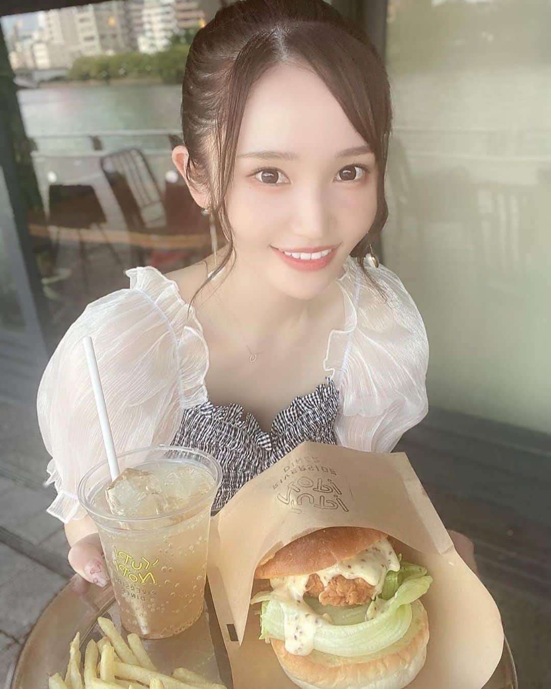 ぷーちゃんさんのインスタグラム写真 - (ぷーちゃんInstagram)「🐶🍯 . 最近ハンバーガーよく食べる🍔💓 . テラス席あると、ぷぷ🐶も連れて行けるからよき🙆‍♀️ . . この日はGRLコーデ♡ 当たりやった🫶 . . #17live#17#ライバー#ライブ配信#tiktok#ビジョビ#ビジョビジョ#ぷーちゃん#撮影モデル#サロンモデル#モデル#大阪サロンモデル#関西モデル#関西サロモ#関西サロンモデル#フリーモデル#関西フリーモデル#撮影依頼受付中#撮影依頼募集中#大阪カフェ#北浜カフェ#天満橋カフェ#GRL#grl購入品」9月16日 18時13分 - poohchan31