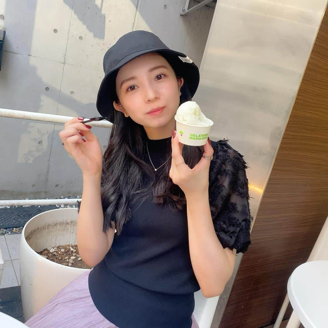 入来茉里さんのインスタグラム写真 - (入来茉里Instagram)「gelato♡🍨 ミュージカル『ピーターパン』での共演以来 ずっと交流が続いている、安田カナさん と。@kana_yasuda_oniku  8年目になる付き合い 毎年夏は2人でジェラート食べる企画☺️ 何味 にしたでしょうか 1. メロン 2.マスカット 3. ライム 4.ミント  明日は、 23:00〜23:30 BS松竹東急『悪女のすべて』12話 24:00〜24:30 BSフジ「恋愛マルシェ」 24:00～25:00 CS放送 TBSチャンネル1 「元乃木坂46中田花奈の麻雀ガチバトル!かなりんのトップ目とれるカナ?」 ※再放送は24日  オンエアです☺️  #ミュージカル #ピーターパン  #gelato #ジェラート #スイーツ #おやつタイム #悪女のすべて #BS #恋愛マルシェ #CS #トップ目とれるカナ #麻雀 #麻雀女子」9月16日 18時56分 - iriki.mari_official