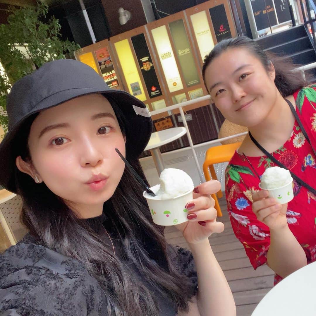 入来茉里さんのインスタグラム写真 - (入来茉里Instagram)「gelato♡🍨 ミュージカル『ピーターパン』での共演以来 ずっと交流が続いている、安田カナさん と。@kana_yasuda_oniku  8年目になる付き合い 毎年夏は2人でジェラート食べる企画☺️ 何味 にしたでしょうか 1. メロン 2.マスカット 3. ライム 4.ミント  明日は、 23:00〜23:30 BS松竹東急『悪女のすべて』12話 24:00〜24:30 BSフジ「恋愛マルシェ」 24:00～25:00 CS放送 TBSチャンネル1 「元乃木坂46中田花奈の麻雀ガチバトル!かなりんのトップ目とれるカナ?」 ※再放送は24日  オンエアです☺️  #ミュージカル #ピーターパン  #gelato #ジェラート #スイーツ #おやつタイム #悪女のすべて #BS #恋愛マルシェ #CS #トップ目とれるカナ #麻雀 #麻雀女子」9月16日 18時56分 - iriki.mari_official