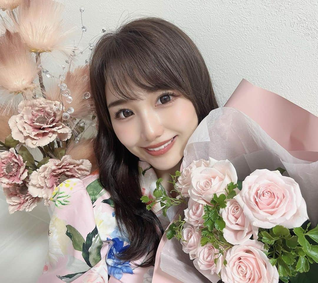 加藤里奈さんのインスタグラム写真 - (加藤里奈Instagram)「⋆  月一で花束を届けてくれる、 @moafura_official のお花の定期便💐  今回は可愛らしい淡いピンク色のバラでした🌹  お部屋が明るくなって本当に可愛い❤︎  お花が長持ちする薬もセットでついてくるの、ありがたい🥲🤍  #moafura  #モアフラ #お花の定期便 #お花のある暮らし #バラ花束 #バラ定期便 #バラサブスク #バラギフト」9月16日 20時07分 - katoco0326