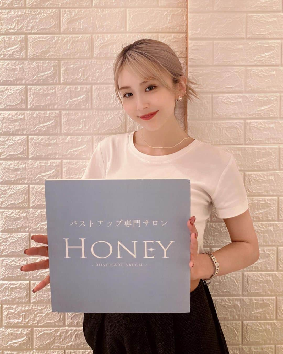 三宿菜々さんのインスタグラム写真 - (三宿菜々Instagram)「. 恵比寿にあるバストアップサロンHONEYさんにて バストケアしていただきました♡  えっと､､ ビツクリでございました❕  直接お胸に触れていないのに 1時間弱でしっかりとハリが🥹  勘違いですかね？と 謎の質問をしてしまった｡｡  私のインスタを見たと伝えて貰えたら バストアップ専用トリートメントを サービスしていただけるみたいなので 興味ある方はHoneyさんに DM送ってみてくださいね🫶🏻  あ、ネイル変えたので 載せておきます💅🏼 秋の大人ピンクです♡  #バストアップ#育乳#Honey #バストケア #エロふわバスト #エロふわバストは作れる #勘違いじゃないですよと言われた #そりゃそうだ  @honey_bust」9月16日 20時16分 - mishuku_nana