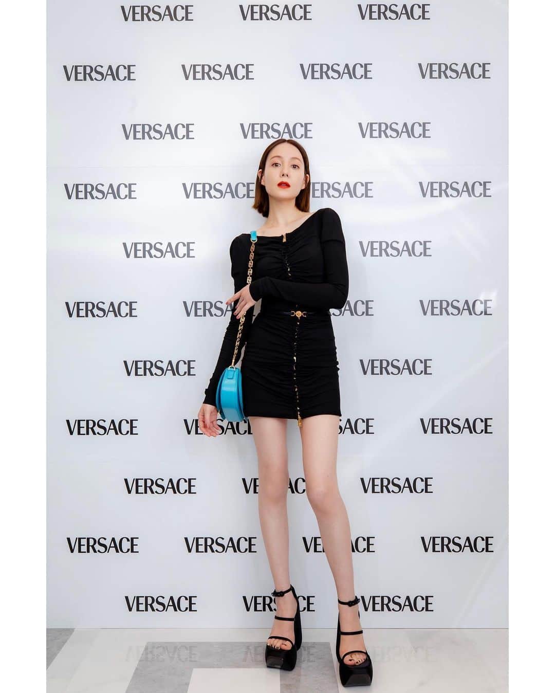 トリンドル玲奈さんのインスタグラム写真 - (トリンドル玲奈Instagram)「VERSACE GINZA NEW OPEN✨  銀座に新たなVERSACEの本店が誕生したので行ってきました❤︎  こんなにミニなワンピ初めて着たかも😳クールで女性らしさもあり…素敵なワンピースでした💕  #Versace #VersaceGinza #ヴェルサーチェ」9月16日 20時40分 - toritori0123