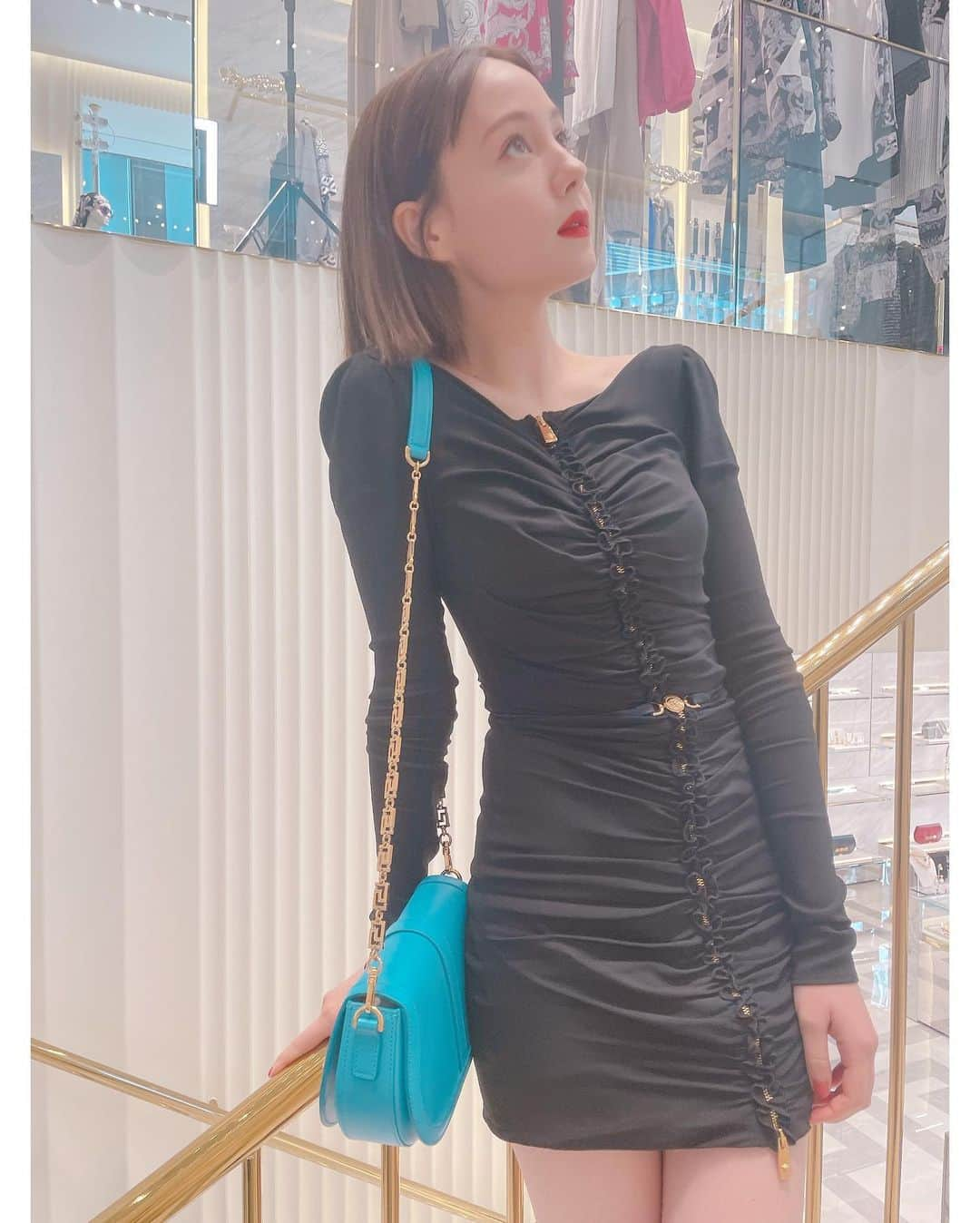 トリンドル玲奈さんのインスタグラム写真 - (トリンドル玲奈Instagram)「VERSACE GINZA NEW OPEN✨  銀座に新たなVERSACEの本店が誕生したので行ってきました❤︎  こんなにミニなワンピ初めて着たかも😳クールで女性らしさもあり…素敵なワンピースでした💕  #Versace #VersaceGinza #ヴェルサーチェ」9月16日 20時40分 - toritori0123