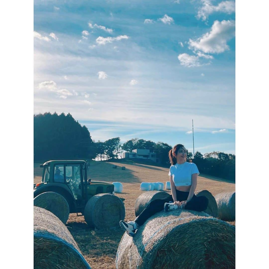 紗栄子さんのインスタグラム写真 - (紗栄子Instagram)「@nasufarmvillage は、 牧草収穫の季節です🚜🌿🌾  お天気に感謝🌞🙏🏻✨」9月16日 20時44分 - saekoofficial