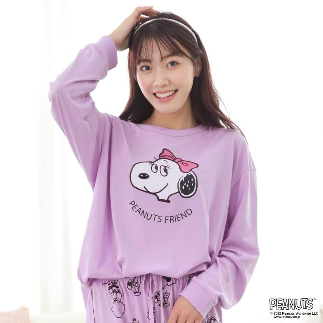エメフィールさんのインスタグラム写真 - (エメフィールInstagram)「♥ We love SNOOPY  人気のPEANUTSシリーズから、スヌーピー、アンディ、ベルのお顔がプリントされたキュートな上下セットのルームウェアが登場♡  程よくゆとりあるシルエットにコットン混のさらっとした肌触りが着心地良く、シーズンを通して愛用できるアイテム。  総柄のパンツはスヌーピー、チャーリー・ブラウン、ルーシー、サリー、ペパーミント パティ、アンディ、ベルが描かれた愛らしいデザイン♪  部屋着やリラックスウェアとしてはもちろん、PEANUTSが好きなお友達や家族へのプレゼントにもオススメです🎁  ----------------------------------------- PEANUTS スヌーピー フレンド ロングTシャツ 上下セット サイズ:S-L 商品番号:807679 -----------------------------------------  #aimerfeel #エメフィール #peanuts #snoopy #ピーナッツ #スヌーピー #roomwear #ルームウェア #パジャマ #ルームウェアセットアップ #スヌーピーグッズ #スヌーピー情報 #おそろ #お揃い #ギフトにおすすめ #プレゼントにおすすめ #大人可愛い #大人かわいい #パジャマパーティー #おそろいパジャマ #おうち時間 #部屋着 #部屋着コーデ #パジャマコーデ」9月16日 20時45分 - aimerfeel_official