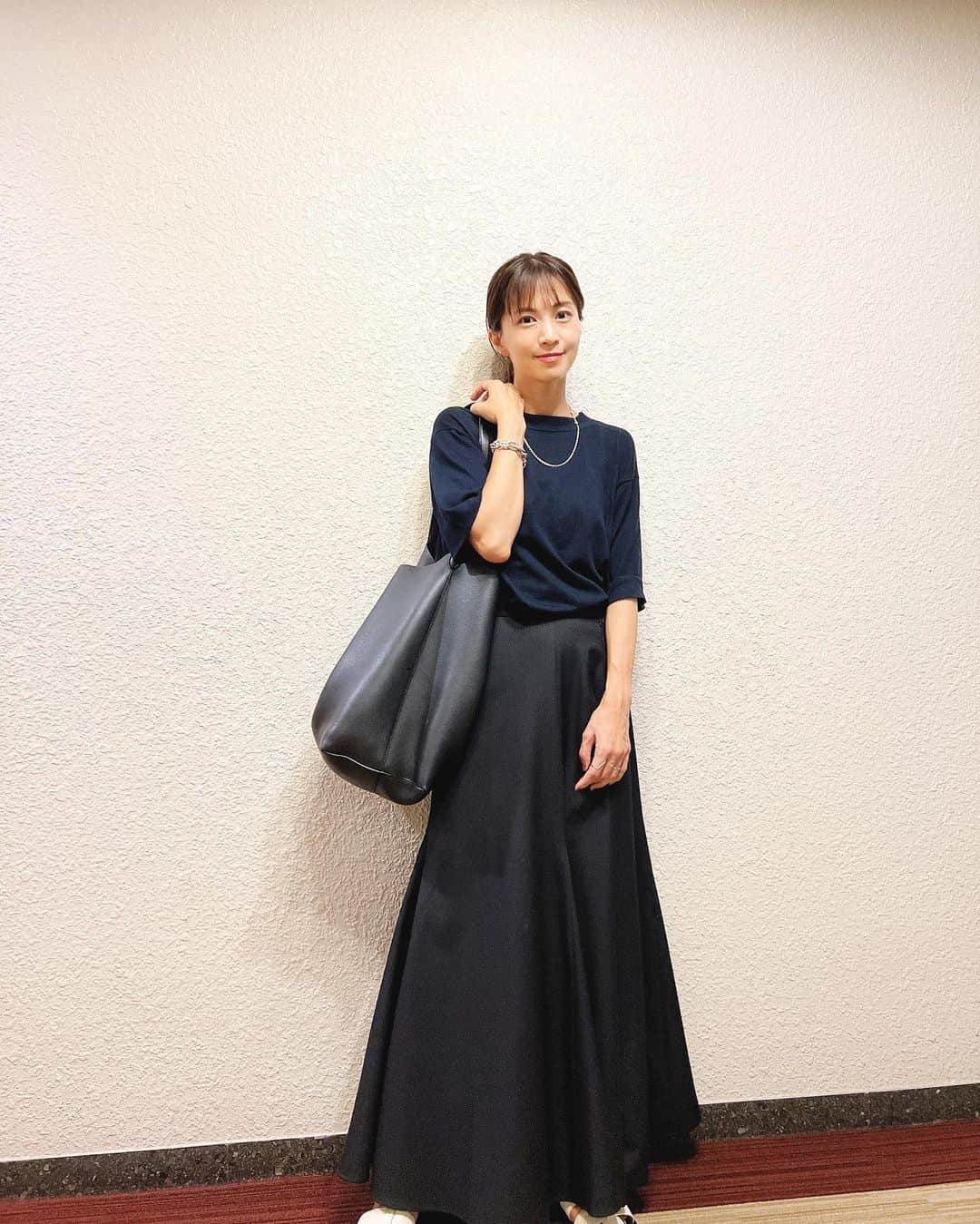 安田美沙子さんのインスタグラム写真 - (安田美沙子Instagram)「兄が撮影してくれました✨  心なしか、パパに向けるより優しい笑みな私。笑  3枚目は兄からのお手紙🤍 すきらしいけど。。 すーすーすーで終わってる🤣  おしい！！というか何故？  いらなくなった糸からできてる素敵なニット🧶  knit.. @rye_tender  skirt.. @herin.cye  necklace、bracelet .. @hermes  #ootd #みさこファッション #wear #navy #skirt」9月16日 20時55分 - yasuda_misako