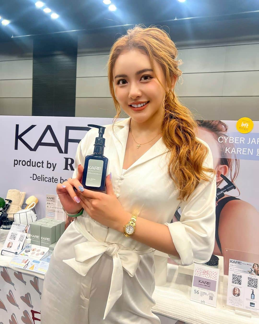 カレンさんのインスタグラム写真 - (カレンInstagram)「この度、 ライフスタイルケアブランド『KARE』 ケア @kare_official2022 の商品から、 ・デリケートウォッシュ ・センシティブオイルインクリーム が、全国のLOFT様にてお取り扱いスタート 先行販売が開始となりました😭🎉✨  そして、先日行われた #ロフトの展示会 #コスフェス 2022AW にてお披露目でした✨ ブースには、美容関連の方々など たくさんの方々がお越しくださりました。  女性だけがケアする時代はもう終わり!!! シェアするジェンダーケア💗🕊  KAREシリーズでは、男女共に健康的な 身体作りをサポートできるような商品を ご提案していきます🌿  誰もが知るロフトさん @loft_official に 自分の商品があるなんて、 まだ信じられないくらい嬉しい…😭  全国のLOFTから、たくさんの方々に ケアの商品を見て頂けますように♡  また一つ、夢が叶いました💕 チェックの程、宜しくお願いします😆🫶  #kare #ケア #director #fashionbrand #mybrand #フェムケア  hairmake up by @beauty_salon_nagomi」9月16日 21時43分 - cjd_karen