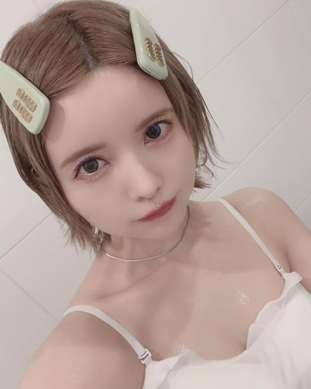 益若つばささんのインスタグラム写真 - (益若つばさInstagram)「まつげバチバチ💫💫malvaでまつげカールしてもらってます。 &作ってる新作マスカラ伸びも良いしパンダ目にならないし最高…。お楽しみに…💫 スワンブルーカラコンみんなに盛れると好評で嬉しい🦢💙 私もメイクの時1番つけてる。  あとお友達のスタイリストやぎがフリマするので私も珍しく参加してまーす🫶🏻  お洋服とかアクセ色々沢山預けた！ @aya_yagishita   sacaiとか古着とかガーリー系とかメダイとか色々！  私のお洋服の売り上げは全て動物保護団体さんに寄付するのでお時間あったら原宿行ってみてね🐈‍⬛🐩✨  この夏の目標書いたけど１個しか達成できなかった☺︎笑 また来年…！ みんなはやり残したことはないかい？？🍁」9月16日 21時44分 - tsubasamasuwaka1013