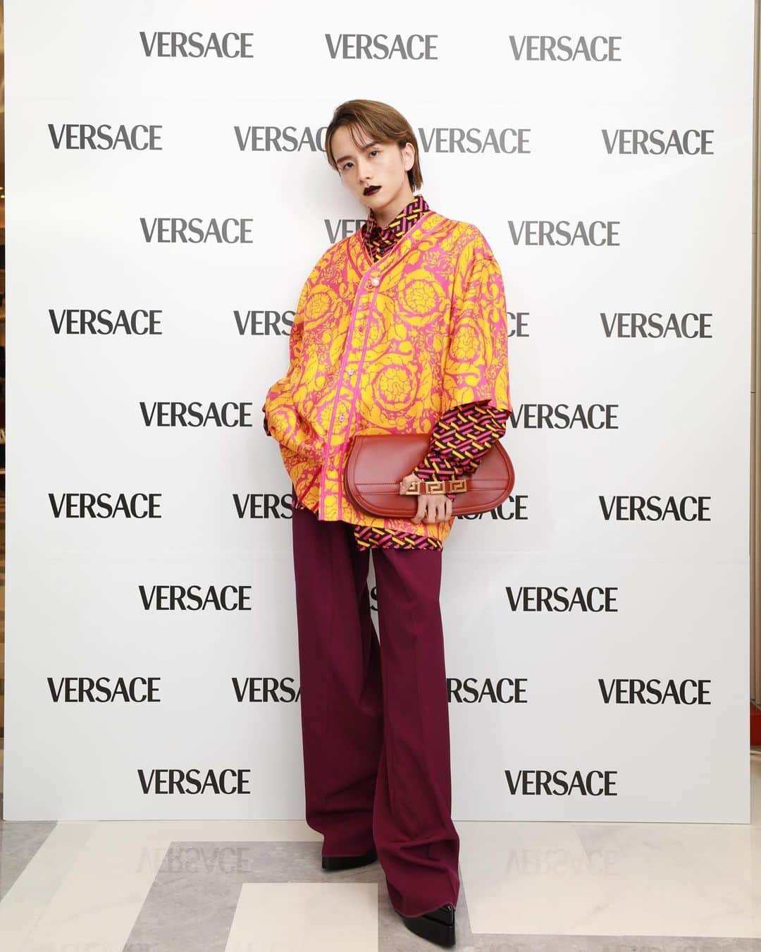板垣李光人さんのインスタグラム写真 - (板垣李光人Instagram)「VERSACEの世界観を全身で感じることができる空間🐍 22awのコレクションをイメージしたダークなリップで…  #Versace #VersaceGinza #ヴェルサーチェ @Versace」9月16日 22時15分 - itagakirihito_official