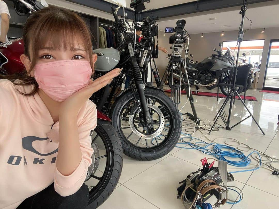 葉月美優さんのインスタグラム写真 - (葉月美優Instagram)「❥ #週刊バイクTVの収録♡ . . 4年半を超えましたが、ドリーム店のスタッフさんからたくさんお話が聞けて嬉しいです♬ . . 先日はキャンプの話や、サーキットのお話もしてすごく楽しかった！ . . . 1枚目…触れるのも怖かったけど…ちゃっかり笑顔で跨っちゃって…笑 . . 2枚目はもう何やってるんだと思うけど こうやってふざけられるのも好き！ . . . . 千葉テレビが見られない方はYouTubeにもアップされているのでぜひ見てねっ♡ . . . . . #週刊バイクtv #葉月美優 #葉月美優のホンダドリームに聞いてみよう #ホンダドリーム #千葉テレビ #バイク女子 #大型バイク #バイク番組 #バイクのある風景 #バイク乗りと繋がりたい #bikegirl #8耐 #honda #hrc #fashion #バイクウェア #バイクタレント」9月16日 22時29分 - miu_haduki