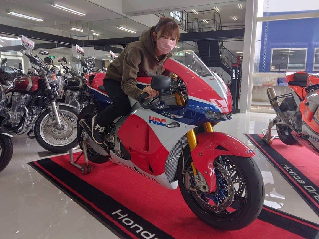 葉月美優さんのインスタグラム写真 - (葉月美優Instagram)「❥ #週刊バイクTVの収録♡ . . 4年半を超えましたが、ドリーム店のスタッフさんからたくさんお話が聞けて嬉しいです♬ . . 先日はキャンプの話や、サーキットのお話もしてすごく楽しかった！ . . . 1枚目…触れるのも怖かったけど…ちゃっかり笑顔で跨っちゃって…笑 . . 2枚目はもう何やってるんだと思うけど こうやってふざけられるのも好き！ . . . . 千葉テレビが見られない方はYouTubeにもアップされているのでぜひ見てねっ♡ . . . . . #週刊バイクtv #葉月美優 #葉月美優のホンダドリームに聞いてみよう #ホンダドリーム #千葉テレビ #バイク女子 #大型バイク #バイク番組 #バイクのある風景 #バイク乗りと繋がりたい #bikegirl #8耐 #honda #hrc #fashion #バイクウェア #バイクタレント」9月16日 22時29分 - miu_haduki