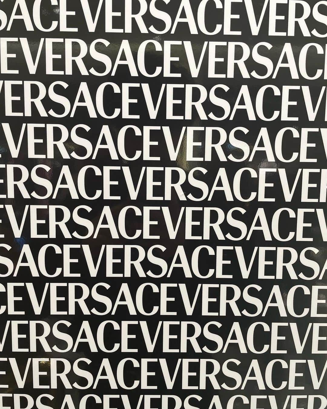 岡田蓮さんのインスタグラム写真 - (岡田蓮Instagram)「▪️VERSACE  -ヴェルサーチェ 銀座本店　2022年9月17日（土）オープン  -店内はヴェルサーチェの要素が随所に、大理石やポリッシュゴールドの調和💎  VERSACE GINZA NEW OPEN 銀座に新たなVERSACEの本店が誕生‼️  #Versace #VersaceGinza #ヴェルサーチェ @versace」9月16日 22時30分 - ren.479