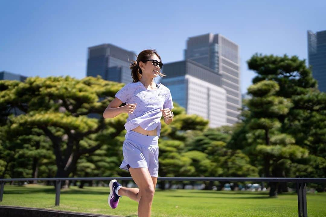 坪井ミサトさんのインスタグラム写真 - (坪井ミサトInstagram)「膝のケガで思うような走れない時間が長かった分、 気持ちよく走れる喜びが溢れ出ております❤️‍🔥  楽しそうやなぁー😂  "MAGIC SPEED2"を ひと足先に体感してきました✨  程よい反発性と安定感もあり ケガ明けの私でも安心して走ることができました！  「シューズ何履けばいいですか？」 とよく聞かれるんですが、 人それぞれ足の形や癖が違うので 自分に合ったものを選んでくださいね😊 ケガしてからじゃ遅いので🥺 ランニングシューズ売り場などで フィッティングしてもらえると思うので 遠慮なく聞いてください🫡  #magicspeed2  私のお気に入りの一足に仲間入りしました👟💕  #asics #asicsrunning #magicspeed #マラソン #ランニング #running #run #fitness #fitnessgirl #sport」9月16日 23時14分 - misato1030