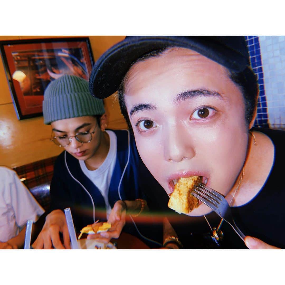 Travis Japan（トラジャ）さんのインスタグラム写真 - (Travis Japan（トラジャ）Instagram)「⁡ ⁡ ▼What we ordered Chaka: Mini egg muffin🍳 Shizu: French toast🍞 French fries🍟 ⁡ #TJgram #HollywoodTJ #Johnnys #TravisJapan」9月16日 23時18分 - travis_japan_official