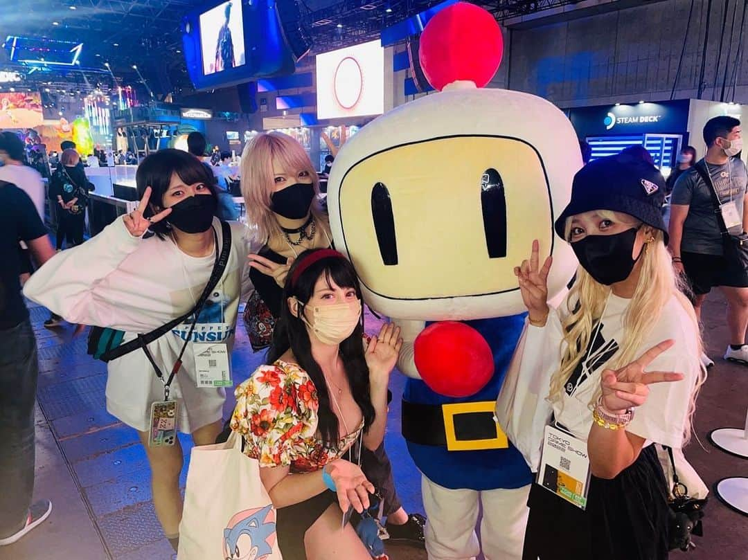 来栖うさこさんのインスタグラム写真 - (来栖うさこInstagram)「東京ゲームショウ2022🎮  メテオラちゃんたちで 挨拶周りに行きました‼️🏃‍♂️  去年回ったブースさんが 覚えて下さっていて嬉しかった🥲💓💓💓  やっぱりゲームって最高😭💕💕  メテオラちゃんオタクで最高😭💕  個人的にはっぴーだったのは がんばれゴエモンと アンダーテイルのグッズを買えたこと‼️w  ゲーム頂いたので近々 YouTubeで生配信実況します‼️⚾️✨  みんなで周って楽しかった🥳  日曜日は、公式コスプレイヤー やってます(((o(*ﾟ▽ﾟ*)o)))楽しみ🌸  #TGS2022 #東京ゲームショー2022 #シャインポスト」9月17日 1時10分 - kurusu_usako