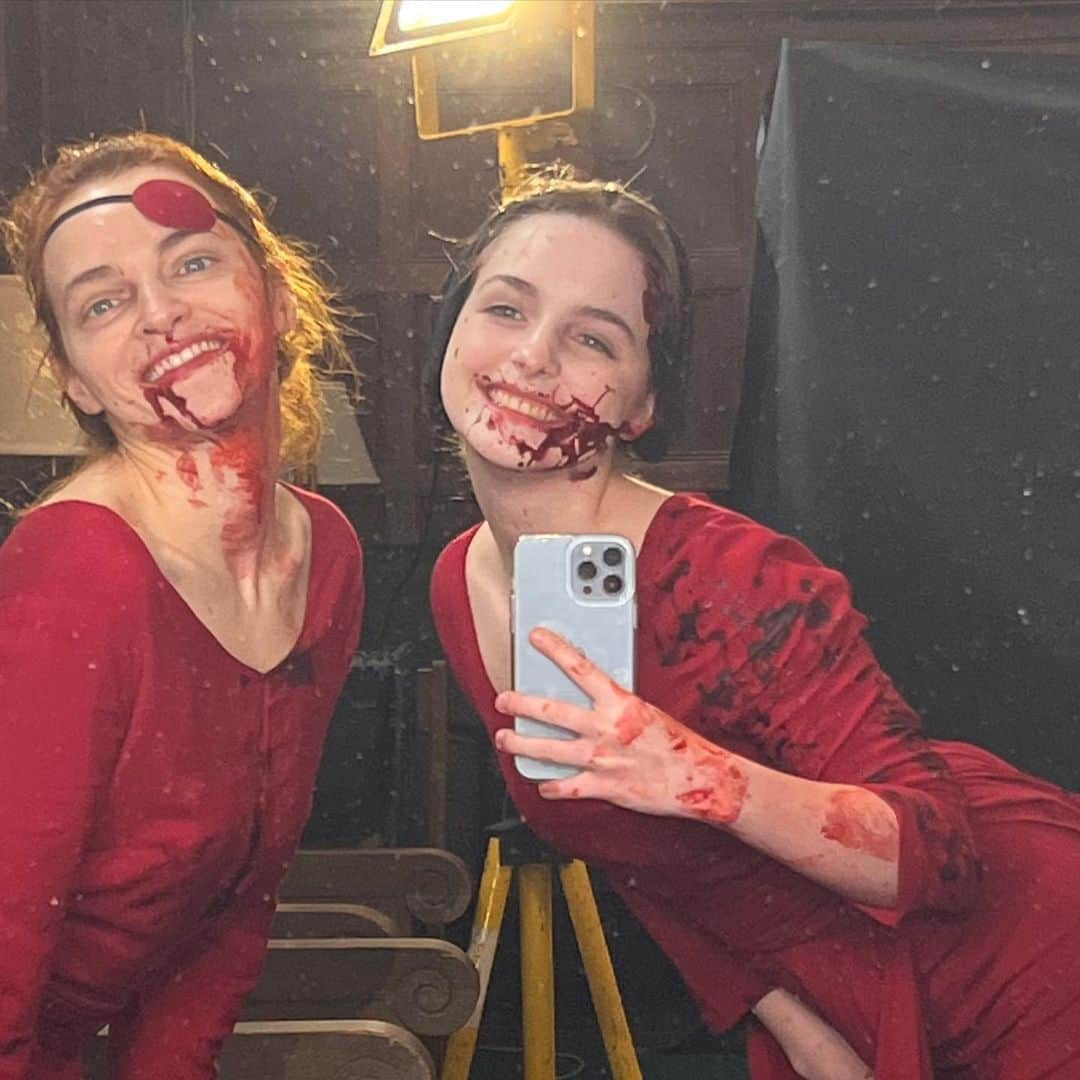 マケナ・グレースさんのインスタグラム写真 - (マケナ・グレースInstagram)「BTS season 5 #HandmaidsTale ❤️ I can’t say enough how much I love this cast and crew and being on this show. From my first day on season 4, everyone made me feel welcomed, supported and cared for. @elisabethmossofficial leads by example and has created a safe place to tell this story. Even though it’s a heavy show, the vibe on set is light and fun. Also, sorry @maxminghella now you know that Gizmo ate your sandwich while you were filming」9月17日 6時54分 - mckennagraceful