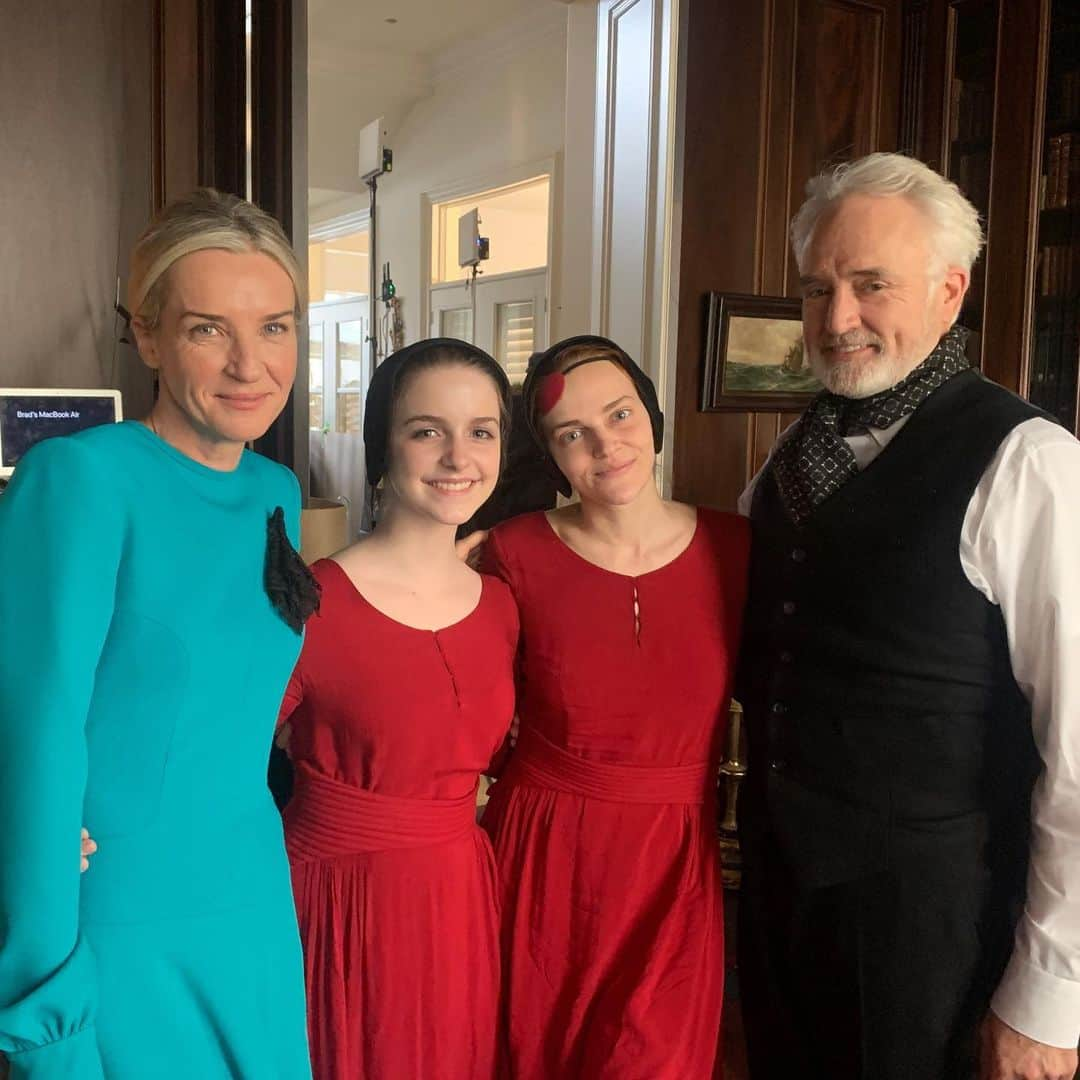 マケナ・グレースさんのインスタグラム写真 - (マケナ・グレースInstagram)「BTS season 5 #HandmaidsTale ❤️ I can’t say enough how much I love this cast and crew and being on this show. From my first day on season 4, everyone made me feel welcomed, supported and cared for. @elisabethmossofficial leads by example and has created a safe place to tell this story. Even though it’s a heavy show, the vibe on set is light and fun. Also, sorry @maxminghella now you know that Gizmo ate your sandwich while you were filming」9月17日 6時54分 - mckennagraceful