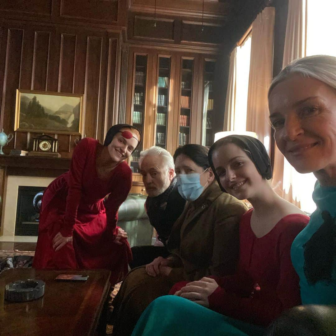 マケナ・グレースさんのインスタグラム写真 - (マケナ・グレースInstagram)「BTS season 5 #HandmaidsTale ❤️ I can’t say enough how much I love this cast and crew and being on this show. From my first day on season 4, everyone made me feel welcomed, supported and cared for. @elisabethmossofficial leads by example and has created a safe place to tell this story. Even though it’s a heavy show, the vibe on set is light and fun. Also, sorry @maxminghella now you know that Gizmo ate your sandwich while you were filming」9月17日 6時54分 - mckennagraceful