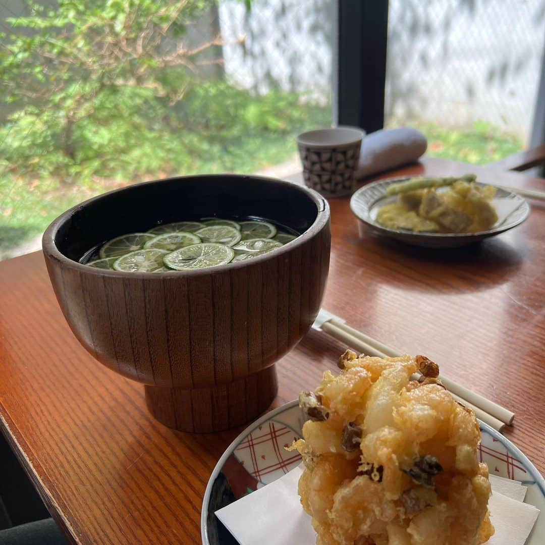 梅宮アンナさんのインスタグラム写真 - (梅宮アンナInstagram)「昨日のランチは、  @meguheart   めぐめぐとランチ✨💕  目黒区青葉台にある  お蕎麦屋さん  土山人さんです✨✨✨ 私はすだち蕎麦〜とかき揚げ✨✨  冷たいすだち蕎麦は、  10月末までだそうです😊😊👍  美味しいですよ〜  是非✨✨  #池尻大橋 #目黒区青葉台  #すだちそば  #めぐめぐ」9月17日 8時50分 - annaumemiya