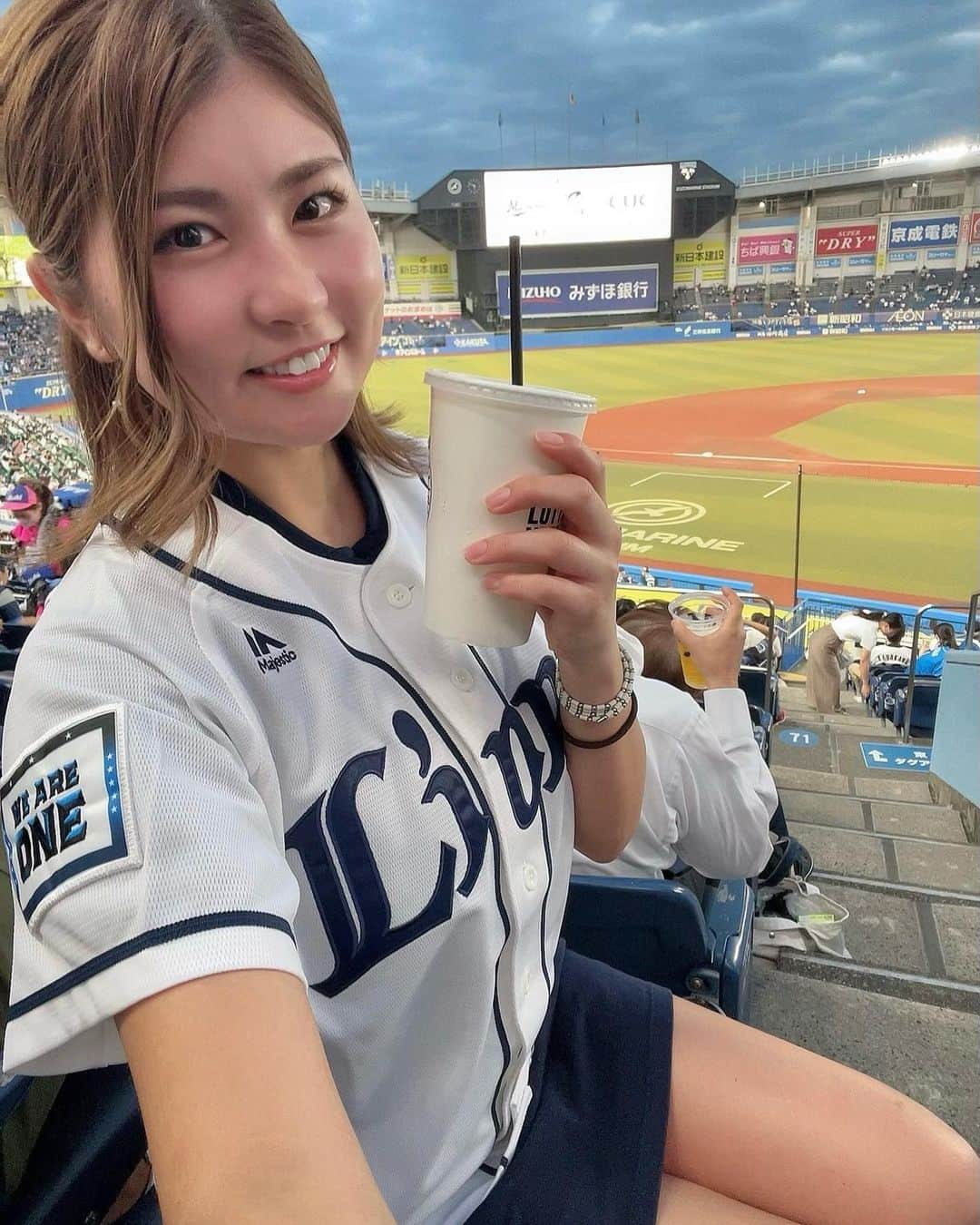 まいまいさんのインスタグラム写真 - (まいまいInstagram)「⚾️🔥  シーズン終了間近でハマりだした野球観戦📣笑 先日、千葉でゴルフが終わってからナイターで ZOZOマリンスタジアムに応援に行ってきたよ🦁✨  テレビで見るのも見やすいから好きだけど、 やっぱり実際に試合を見に行くと 臨場感とか迫力とか選手の緊張感とか伝わってきて すっごくドキドキハラハラして楽しい。  心臓バクバクしながら感情移入して見ちゃうタイプ🫣 1人で行ってもワーキャー言っちゃう笑 野球観戦がわたしの趣味に追加された！⚾️🔥 夢は始球式で球を投げること！！！  みんなの趣味も教えて欲しいなっ( ˊᵕˋ )💭 . #まいごるふ#ゴルフ女子#ゴルフ#野球#野球観戦#野球女子#野球応援#西武ライオンズ#ライオンズ#seibulions#千葉ロッテマリーンズ #プロ野球#プロ野球観戦#野球ファンと繋がりたい#baseball#baseballfan#zozomarinestadium」9月17日 17時20分 - ___maigolf___