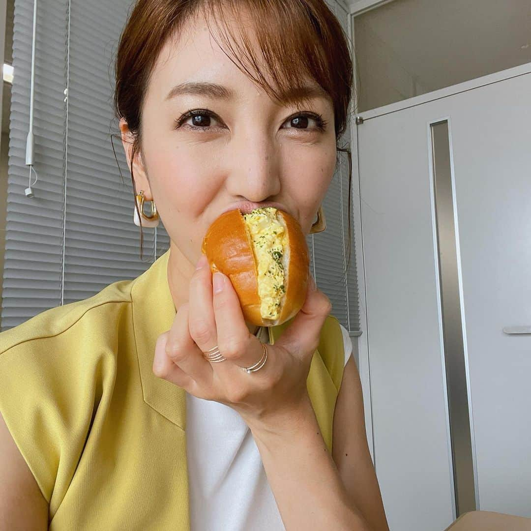 小澤陽子さんのインスタグラム写真 - (小澤陽子Instagram)「🟡🥚🥐🍳🍋🟨🌼  なんと今日は！ たまたま。 衣装も私服も、流行りの〝ジレ〟でした👗 しかも同じブランドの😂🤣すごい偶然🧵✧*。  リハが終わって本番前、 お弁当のほんの一口をお腹に入れて挑みます🥯😋  今日も楽しい１時間の生放送でした🍊  #腹が減っては戦はできぬ #番組カラー #黄色尽くし #おざよーfashion👗  #ジレ  #BSフジ #土曜午後１時 #週刊プライムオンラインS」9月17日 18時38分 - yoko.ozawa729