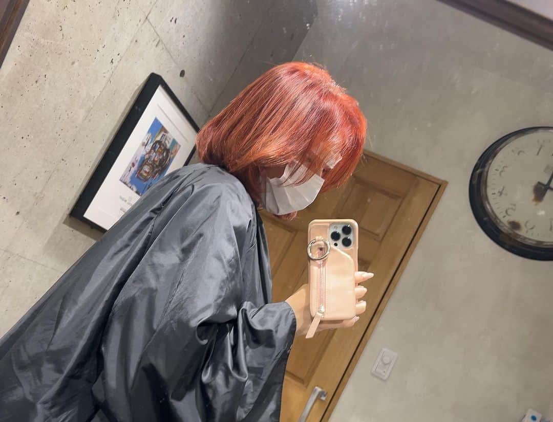 加護亜依さんのインスタグラム写真 - (加護亜依Instagram)「そういえばのオレンジ強めの赤のヘアカラーになりました🍁 台風🌪には気をつけてくださいね。  #安心してください #チューブトップ着てます」9月17日 18時47分 - ai.1988kg
