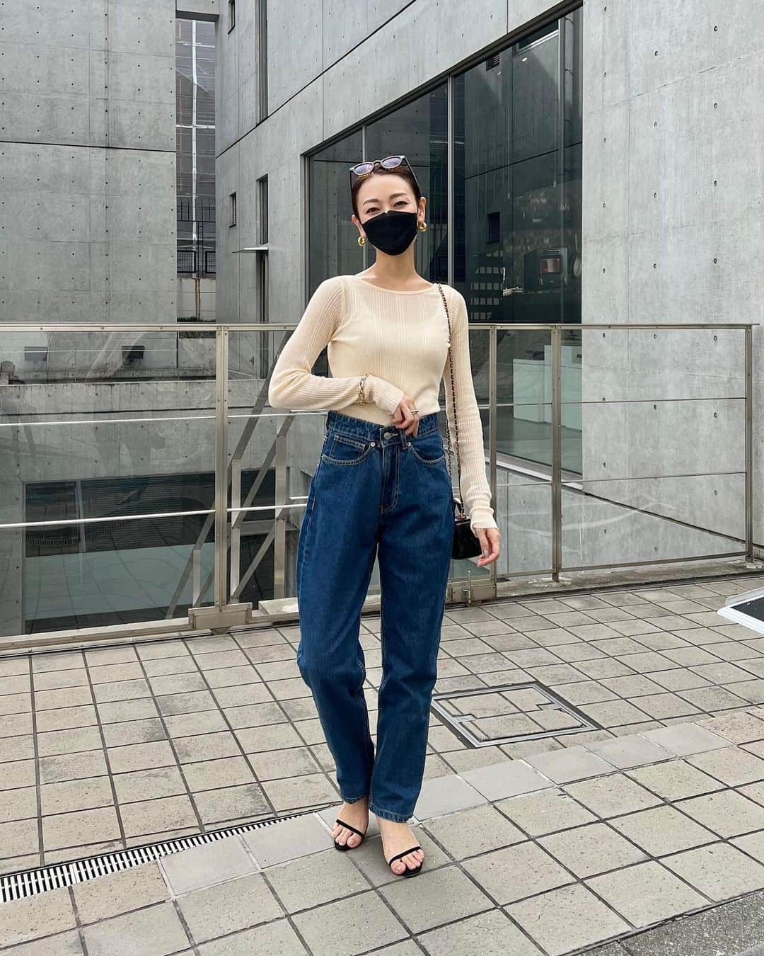 金子麻貴さんのインスタグラム写真 - (金子麻貴Instagram)「この前のストーリーズで沢山ご質問頂きましたデニムは @petitbateau_jp です👖  環境に配慮した素材で作られていて 色も形も可愛くてお気に入りの一本✨  Sサイズにしましたがウェストが少し大きかったので ボタンをベルトループに引っ掛けてから履いてます。 サイズが大きいときの裏技🫰  でもゆるっとシルエットでこなれ感が可愛い❤️  #fashion#petitbateau #プチバトー #プチバトーデニム #ウォーターレスデニム#デニムコーデ#シンプルコーデ#カジュアルコーデ#秋コーデ」9月17日 19時00分 - mtmmaki