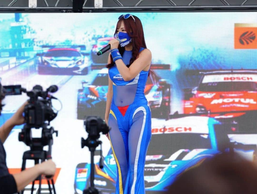 霧島聖子さんのインスタグラム写真 - (霧島聖子Instagram)「SUPER GT Rd.6 SUGO予選日ありがとうございました✨ TGR TEAM WedsSport BANDOH 19号車は 今季4度目となるポールポジション獲得です！！！！ 本当にもう凄すぎませんか！？ シーズン中半分ポールって中々ない事ですよ😳 19号車の爆走は止まりませんッ💨💨❤️‍🔥 明日の決勝日もみんなで心震わせて、 そしてポールトゥウィンを願って！！ 熱い応援をお願いします‼️  PRステージにピットウォークに、 会いに来てくれた皆さんありがとう❣️(´▽｀) 明日もよろしくね🎶  @bandoh_19  @weds_co.ltd  @wedssport #それいけ坂東ちゃん #SUPERGT #SGT #GT #サーキット #racequeen #RQ #予選日 #ポールポジション #スポーツランドSUGO #菅生 #ポールポジション獲得 #PP #コスチュームグランプリ  #racingprojectbandoh #SUGO #tgrteamwedssportbandoh #wedssport #BANDOH #wedssportbandoh #爆走坂東組 #コスチューム #sexy #wedssportadvangrsupra」9月17日 19時13分 - seiko_kirishima