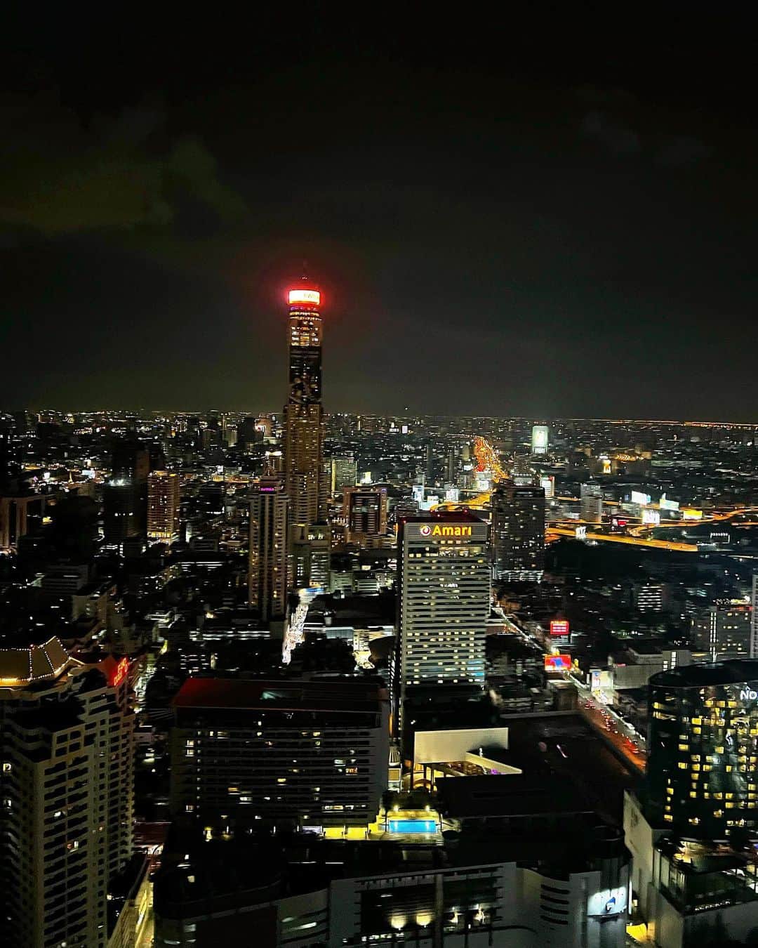 松中みなみさんのインスタグラム写真 - (松中みなみInstagram)「📍@redskybkk_centara 💫  バンコクの人気観光スポット✨  最上階55階のルーフトップバーは絶景‼︎ しかも満月の次の日で、🌕も しっかり映った🥰  タイに来て1週間目。 はじめて観光らしい所に来れて嬉しかったな〜🥳💕  ちなみにBARでモヒート頼んだけど 原液かな?消毒液かな?🧪って位、濃かったので要注意😇  #バンコク旅行 #バンコクホテル #夜景スポット #ルーフトップバー #サイアム  #visitbangkok #bangkok2022 #redskybar #centara #thailandtrip #lynaroundthailand #bangkokfashion #terminal21 #terminal21bangkok」9月17日 19時58分 - minami_matsunaka