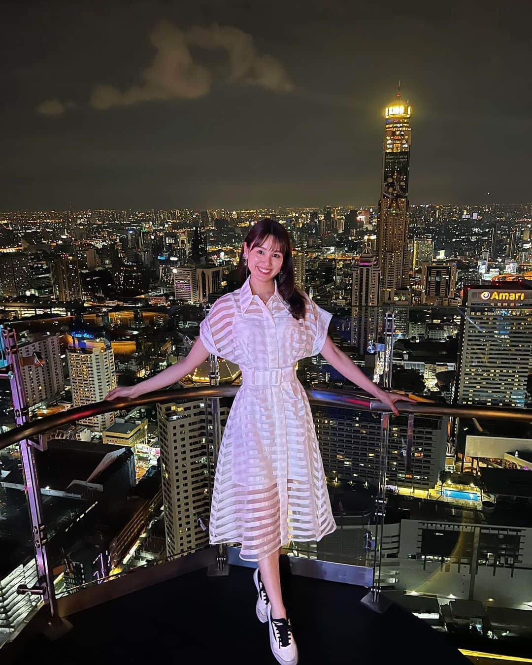 松中みなみさんのインスタグラム写真 - (松中みなみInstagram)「📍@redskybkk_centara 💫  バンコクの人気観光スポット✨  最上階55階のルーフトップバーは絶景‼︎ しかも満月の次の日で、🌕も しっかり映った🥰  タイに来て1週間目。 はじめて観光らしい所に来れて嬉しかったな〜🥳💕  ちなみにBARでモヒート頼んだけど 原液かな?消毒液かな?🧪って位、濃かったので要注意😇  #バンコク旅行 #バンコクホテル #夜景スポット #ルーフトップバー #サイアム  #visitbangkok #bangkok2022 #redskybar #centara #thailandtrip #lynaroundthailand #bangkokfashion #terminal21 #terminal21bangkok」9月17日 19時58分 - minami_matsunaka