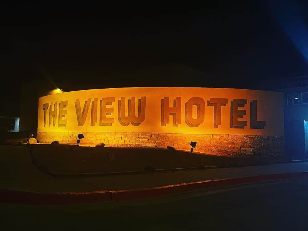 千秋さんのインスタグラム写真 - (千秋Instagram)「遂に！モニュメントバレー🏜  部屋から最高の絶景✨ 「死ぬまでに一度は泊まってみたいホテル」と言われるTHE VIEW HOTELに泊まりました。 モニュメントバレーのこんなに目の前、ナバホ族のエリアに建てられているホテルはここだけです。 夜には、モニュメントバレーの目の前のテラスで、モニュメントバレーが舞台の名画「駅馬車」を上映していました🎥  全ての完璧なツアーは、親友かず @superkazulasvegas のネバダ観光 @lasvegasnevadakankoservice で。  #モニュメントバレー #monumentvalley #ナバホ族 #ナバホ族の聖地 #ネバダ観光 #千秋旅日記」9月17日 21時00分 - chiaki77777