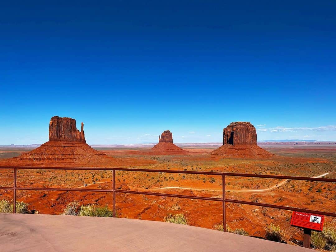 千秋さんのインスタグラム写真 - (千秋Instagram)「遂に！モニュメントバレー🏜  部屋から最高の絶景✨ 「死ぬまでに一度は泊まってみたいホテル」と言われるTHE VIEW HOTELに泊まりました。 モニュメントバレーのこんなに目の前、ナバホ族のエリアに建てられているホテルはここだけです。 夜には、モニュメントバレーの目の前のテラスで、モニュメントバレーが舞台の名画「駅馬車」を上映していました🎥  全ての完璧なツアーは、親友かず @superkazulasvegas のネバダ観光 @lasvegasnevadakankoservice で。  #モニュメントバレー #monumentvalley #ナバホ族 #ナバホ族の聖地 #ネバダ観光 #千秋旅日記」9月17日 21時00分 - chiaki77777