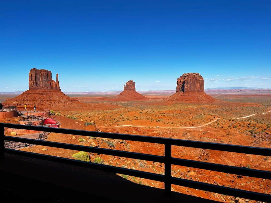 千秋さんのインスタグラム写真 - (千秋Instagram)「遂に！モニュメントバレー🏜  部屋から最高の絶景✨ 「死ぬまでに一度は泊まってみたいホテル」と言われるTHE VIEW HOTELに泊まりました。 モニュメントバレーのこんなに目の前、ナバホ族のエリアに建てられているホテルはここだけです。 夜には、モニュメントバレーの目の前のテラスで、モニュメントバレーが舞台の名画「駅馬車」を上映していました🎥  全ての完璧なツアーは、親友かず @superkazulasvegas のネバダ観光 @lasvegasnevadakankoservice で。  #モニュメントバレー #monumentvalley #ナバホ族 #ナバホ族の聖地 #ネバダ観光 #千秋旅日記」9月17日 21時00分 - chiaki77777