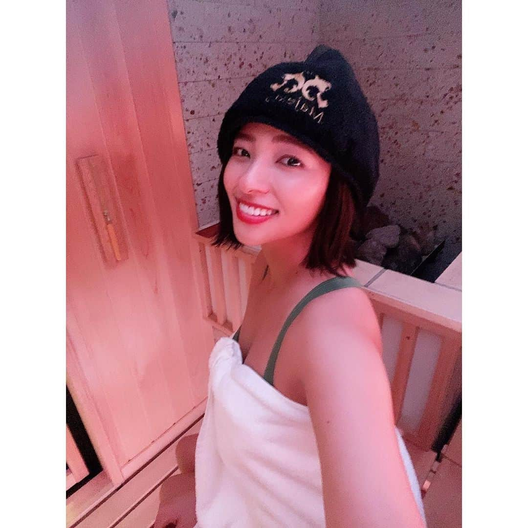 水崎綾女さんのインスタグラム写真 - (水崎綾女Instagram)「SAUNA✖️GYM✖️private  サウナとジムが一体化している 素敵なSPOTに行ってきました。  元々ホテルだった所をサウナ&ジムにしたみたいで、 全室個室で体験出来ました。  トレーニングルームは身長に合わせた時計を着けるだけで自動で座る位置などを調整してくれて感動しました！  サウナルームは、95℃に設定されているサウナ室とレインシャワールームと水風呂ルームの2種類があって15℃前後の冷たいお水できゅっとお肌が引き締まりました。  今回も整ったぞーーーー♬♬♬  一人でも使えるけど、2.3人でトレーニングした後にサウナに入るのも気持ち良さそう❤︎  #マジェスティ御成門 #ジム#フィットネス #トレーニング#サウナ女子 #完全個室サウナ #PR #Gym #workout #sauna #サウナ #サ活  @majestyonarimonclub」9月17日 21時12分 - misakiayame